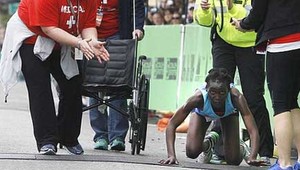 Favoritku zradili nohy! Do cieľa maratónu sa doplazila po štyroch