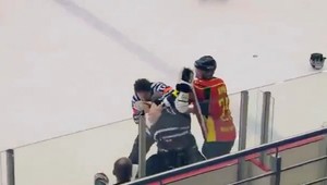 VIDEO. Takto dal rozhodca pár výchovných hokejistovi