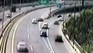 Šialená jazda na Prístavnom moste. Muž dostal šmyk a nabúral do ďalšieho auta