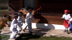 V dedinách temperamentné oblievačky dievčat s vedrami vody neboli, v mestách išli ľudia do prírody