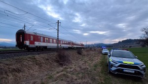 Žena sa postavila pred prichádzajúci vlak s dieťaťom v náručí. Zrážku neprežili