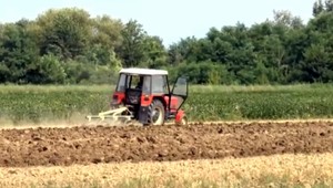 Kontrola na poliach. Viacerí poľnohospodári požiadali o dotáciu pre tú istú parcelu