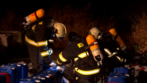 Poliaci ostávajú vo väzení. Súd potvrdil väzbu vo veci ilegálnej skládky chemikálií