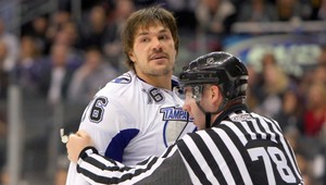 Ruský hokejový bitkár Arťuchin opäť vyvádzal. Malý Fín dostal nakladačku