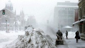 Pre snehovú búrku odložili duel v Bostone, Devils ukončili víťaznú šnúru Penguins