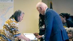 Prezident Biden už odvolil. Hlasoval za Harrisovú