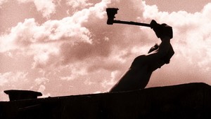 Muž napadol svojho brata, pri hádke mu zaťal sekerou do hlavy