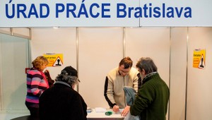 Namiesto dávok pôjdu ľudia do práce. Nový zákon si posvieti aj na falošné PN-ky