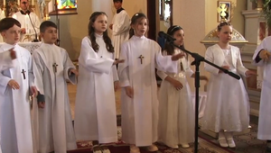 Prvé sväté prijímanie s posunkovým spevom – deti sa spojili pre nepočujúceho kamaráta