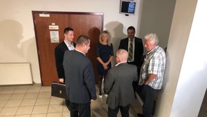 Kotleba na pojednávanie s poslancom ĽSNS Mizíkom neprišiel. Obžalovaného čaká ďalšie pojednávanie