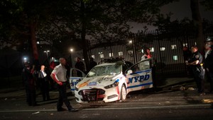 Do protestujúcich vrážajú policajné autá, v mestách zakázali vychádzať. Amerikou otriasajú najväčšie protesty