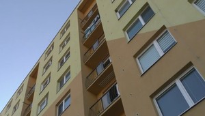 Tragédia v Petržalke: Starší muž vypadol z okna 12. poschodia