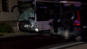 Čelná zrážka autobusu a auta sa skončila tragédiou