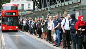 Poschodový autobus nabúral do obchodu v Londýne