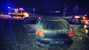 Dvaja mladíci unikali pred políciou. Skončili v poli na streche auta