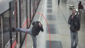 VIDEO: Vystúpil z metra a potom jedným kopom rozbil celé okno