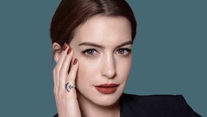 Z Anne Hathaway vyrástla módna ikona: TENTO šatník chce mať doma nejedna žena!