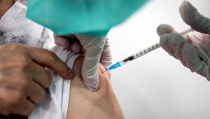 Začalo sa očkovať posilňujúcou dávkou proti variantu omikron. Na týchto miestach dostanete vakcínu