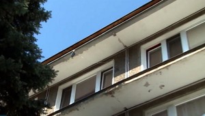 Monika chcela nastaviť anténu, spadla z balkóna