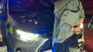 So zbraňou prepadol novinový stánok. Páchateľ ukradol stovky eur a napadol vedúcu