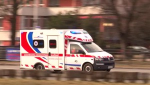 Záchranárov zavolal na pomoc. Sám ich ohrozoval pištoľou