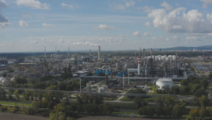 Politická ropná kríza: Tankujeme lacnejšie ako pred letom?