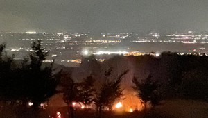 Vypukol požiar v Malých Karpatoch, hasiči museli bojovať s ťažším terénom