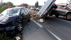 FOTO: Pri vážnej nehode troch áut vo Zvolene lietali triesky