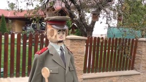 Chcel spomaliť vodičov prechádzajúcich obcou. Vytvoril si vlastnú policajtku