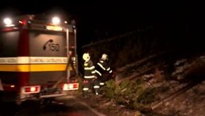 Silný vietor a sneženie komplikovali dopravu pod Tatrami