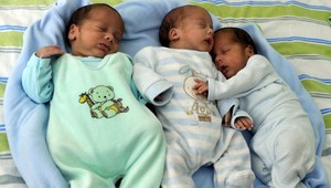 Sebastian, Saimon, Sean. Mamička (35) si zobrala trojičky domov