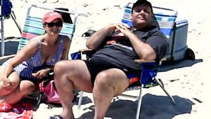 Guvernér zatvoril pláž pre verejnosť. On sa na nej však slnil aj s rodinou