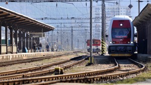 Vlaky na západe Slovenska stoja, pri trati vypukol požiar