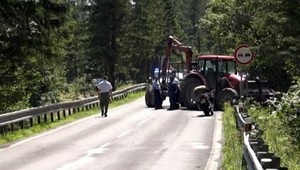 V Tatranskej Kotline sa zrazili motorky s traktorom, zasahoval vrtuľník