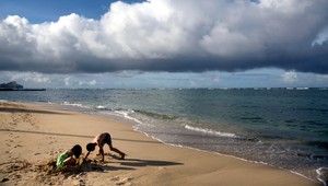 Rodinný výlet ukončila polícia. Rodičia sa na pláži opili a zaspali