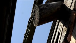 Susedský spor, za ktorým je obyčajná strecha: Domy sú až tak blízko pri sebe, že sa ich strechy dotýkajú