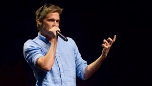 VIDEO: Áno, tá hudba vychádza z jeho hrdla!