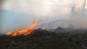 Nad Betliarom horí les, zasahuje aj vojenský vrtuľník