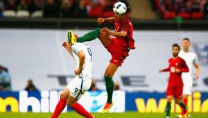 Bruno Alves v akcii. Topstrelec Kane skoro prišiel o hlavu