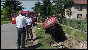 Netradičná nehoda. Mladík chcel vyskúšať, aké to je havarovať