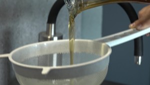 Olej do výlevky nepatrí. Jeden liter dokáže znečistiť päť miliónov litrov vody