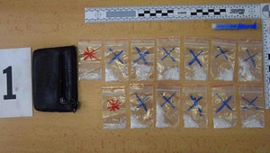 Niekoľkoročné tresty za držanie drog. Mužov našli v jednej obci