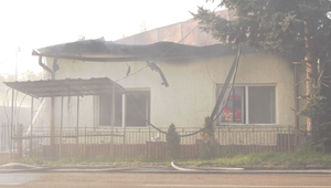 Pre nezodpovednosť suseda prišli o strechu nad hlavou: Požiar odpadu vo Veľkých Kapušanoch sa rozšíril na rodinný dom