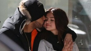 TAKTO spokojne si kráča Selena Gomez po boku priateľa