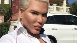 Ken si nechal nastreliť vlasy, začína sa podobať na ženu