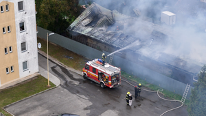 Hasiči bojovali s mohutným požiarom budovy mäsiarstva v Jarovniciach. Škody odhadujú na milión eur