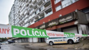 Agresívny muž vyčíňal v Petržalke. Ničil autá a napadol dôchodcov