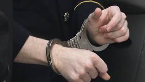 Zlodej cukríkov vytiahol na predavača nôž. Ten mu odpovedal železnou tyčou