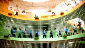 Väzňov púšťajú na veľkonočné sviatky domov. Známe tváre ale zostali za mrežami