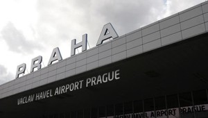 Na pražskom letisku vám otvoria aj odbavený kufor